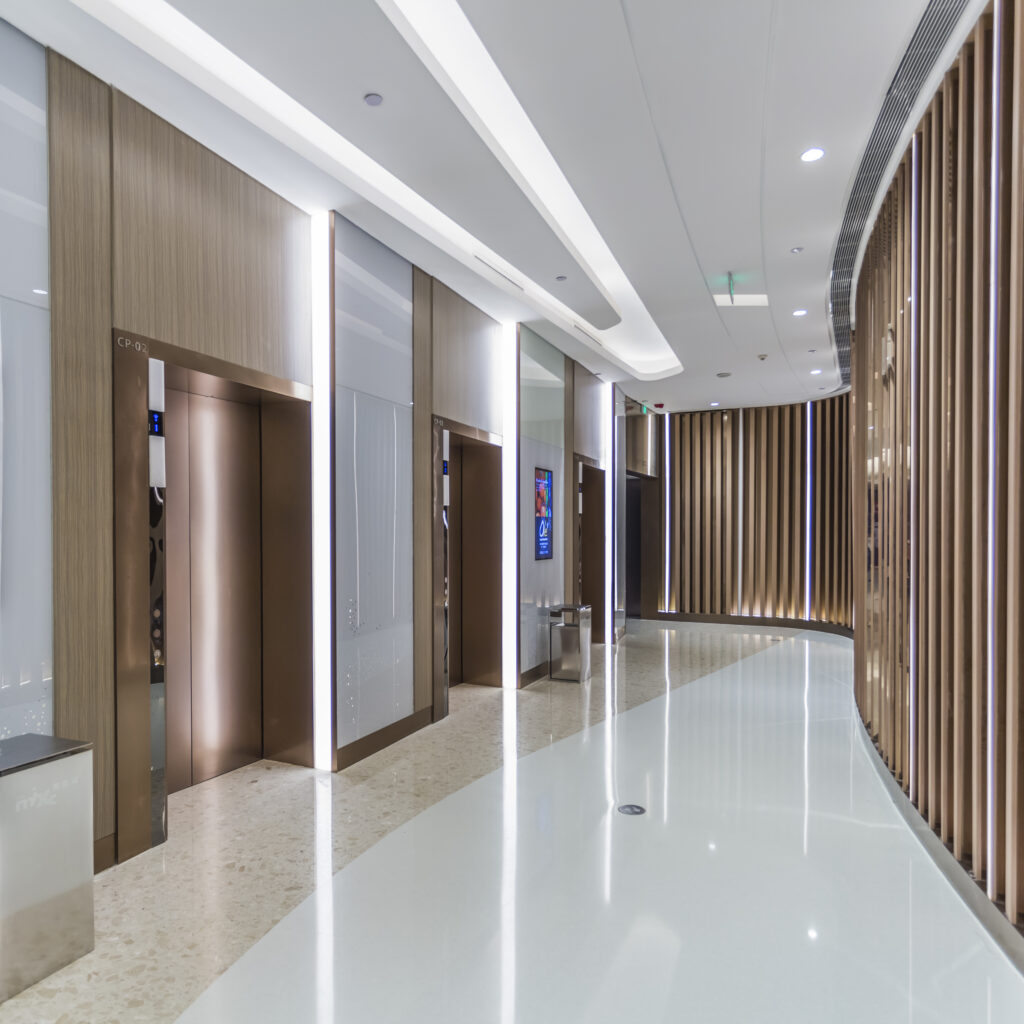 Principais diferenças entre elevadores comerciais e residenciais