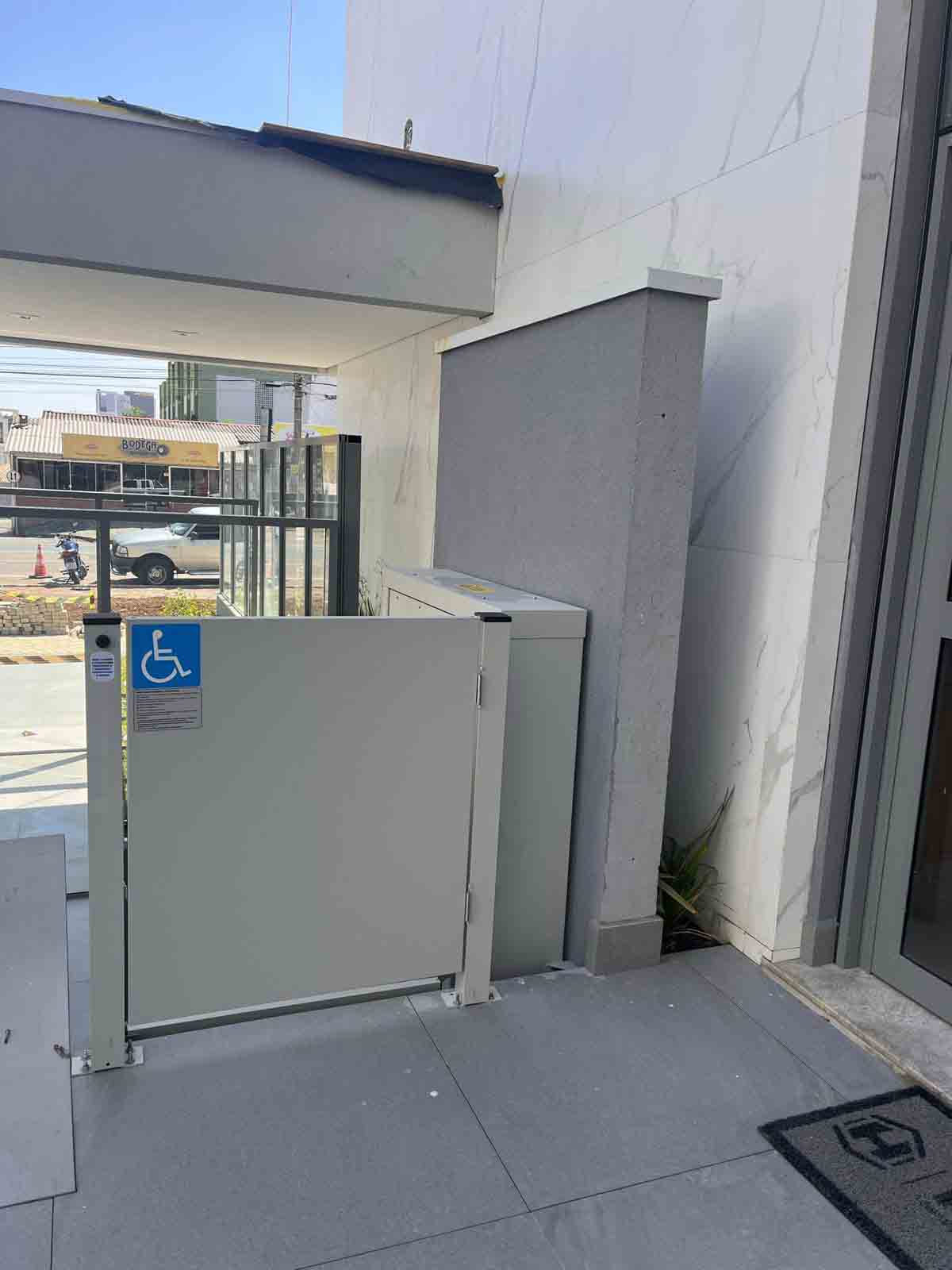 Plataforma de Acessibilidade Semi-Cabinada