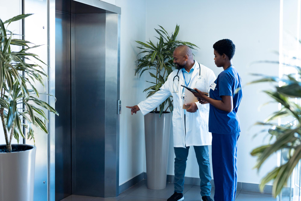 Elevadores hospitalares: detalhes que separam caos de eficiência